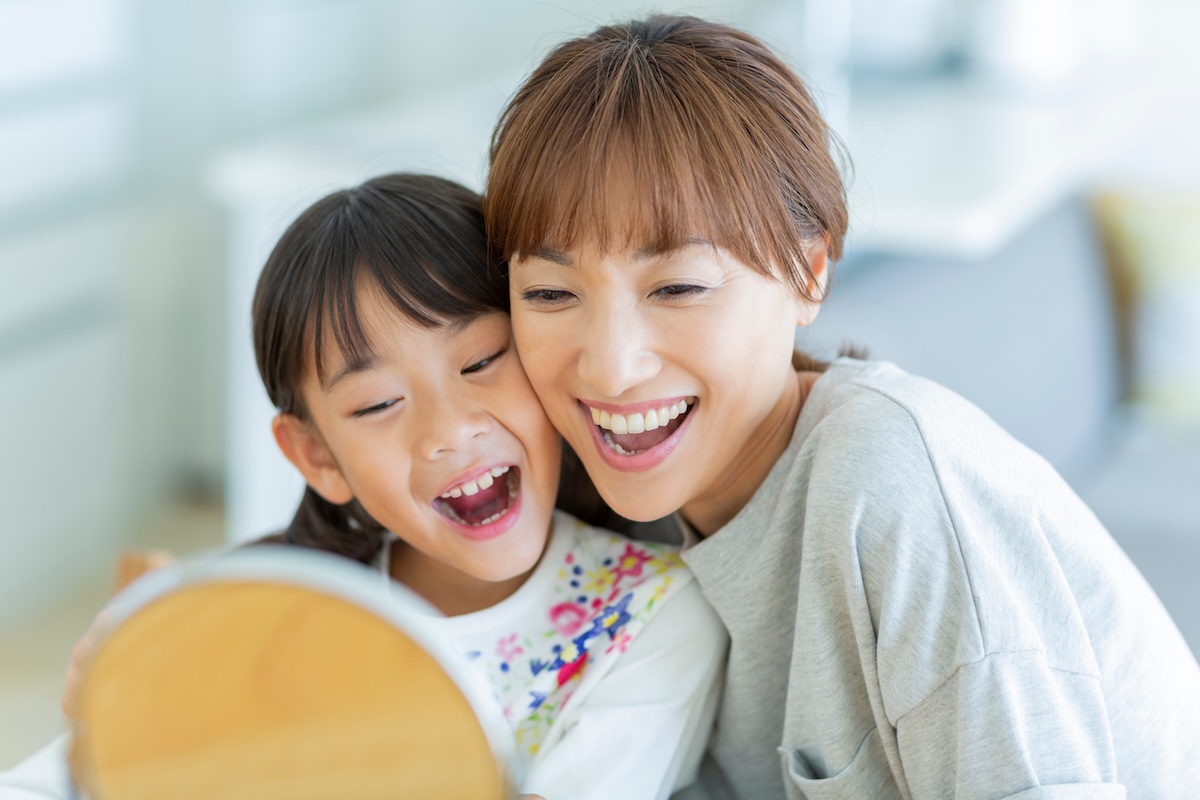 小児矯正をして歯並びがきれいになった子供と親