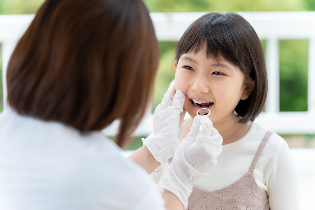 小児矯正は何歳からはじめられる？治療のメリットや費用も