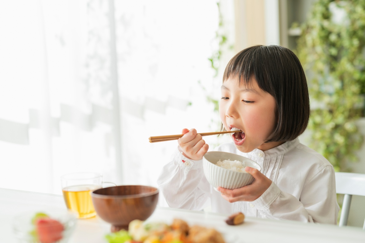 よく噛んでご飯を食べている子ども