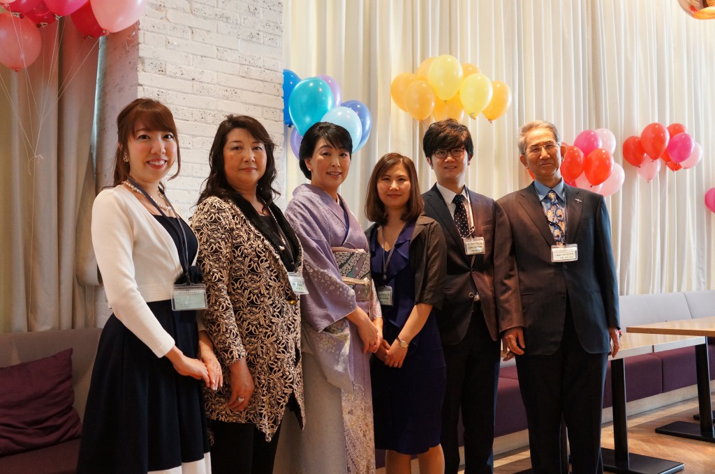 研究会代表のみき先生と全員集合で写真